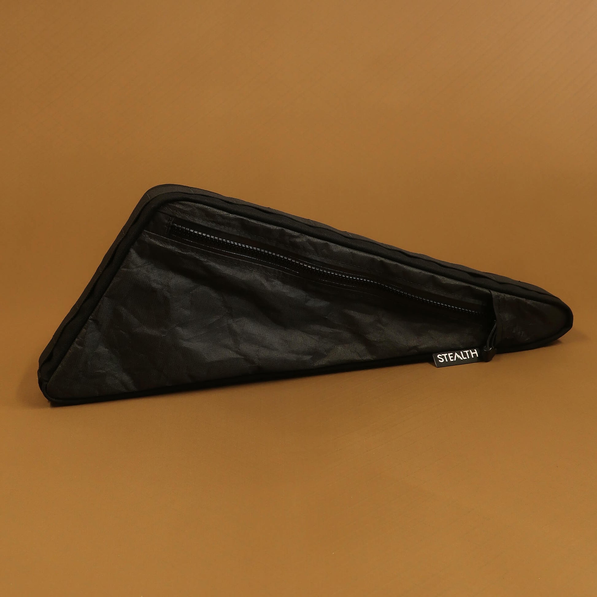 Custom single zip Ultra200 black magic frame bag